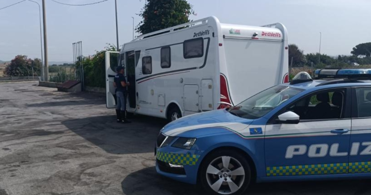 Torino, tenta di rubare in un camper
