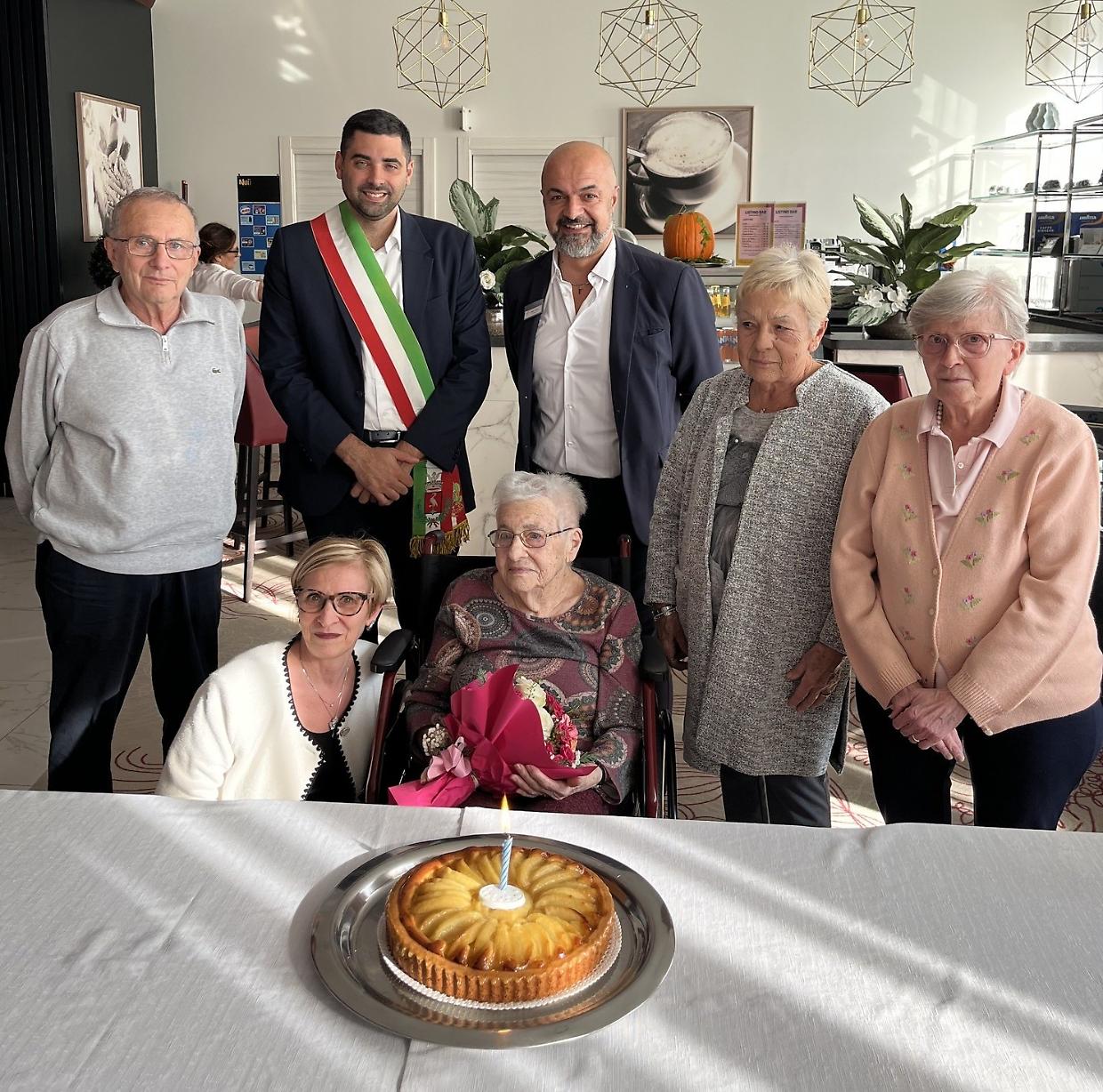 Nonna Maria è la nuova centenaria di Grugliasco: spegne 100 candeline e il sindaco le porta i fiori