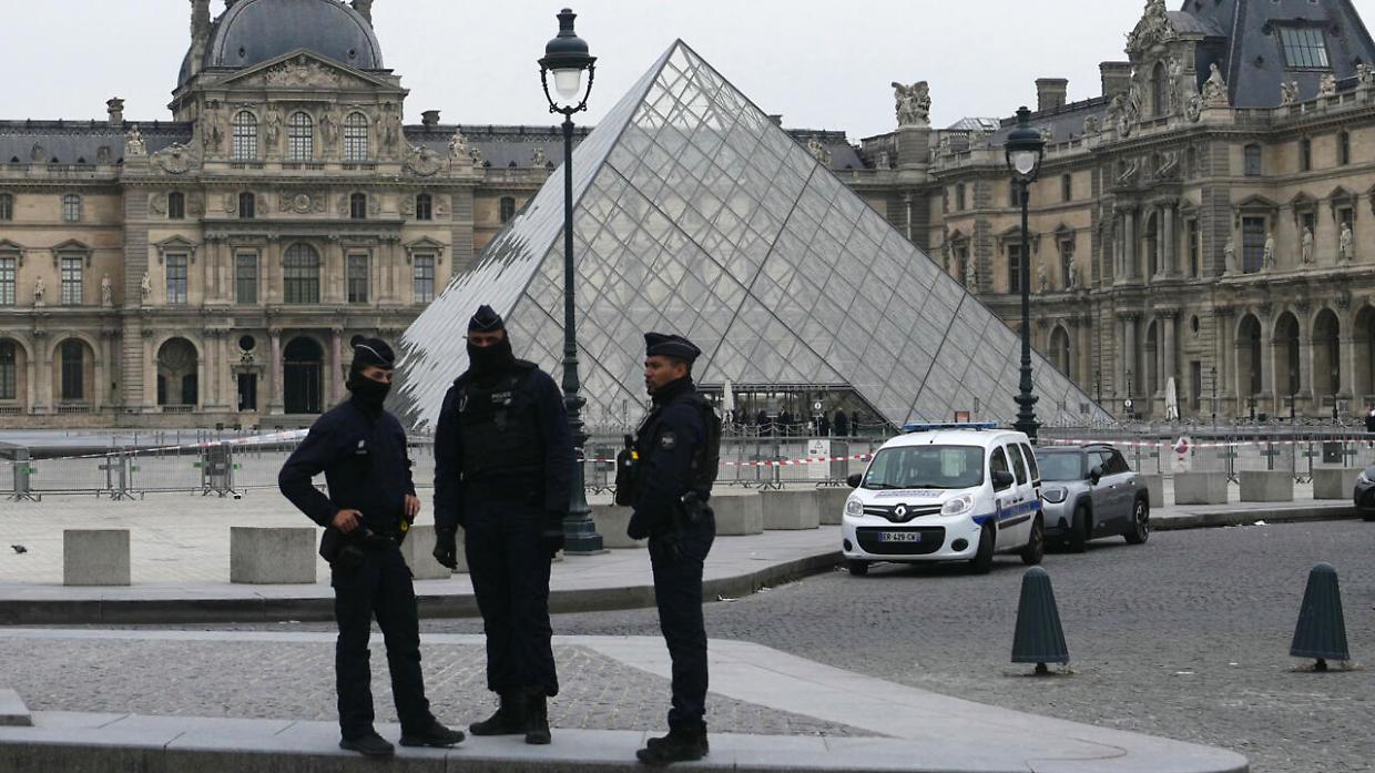 Furto al Louvre, arrestati due sospetti: tentavano la fuga in Africa
