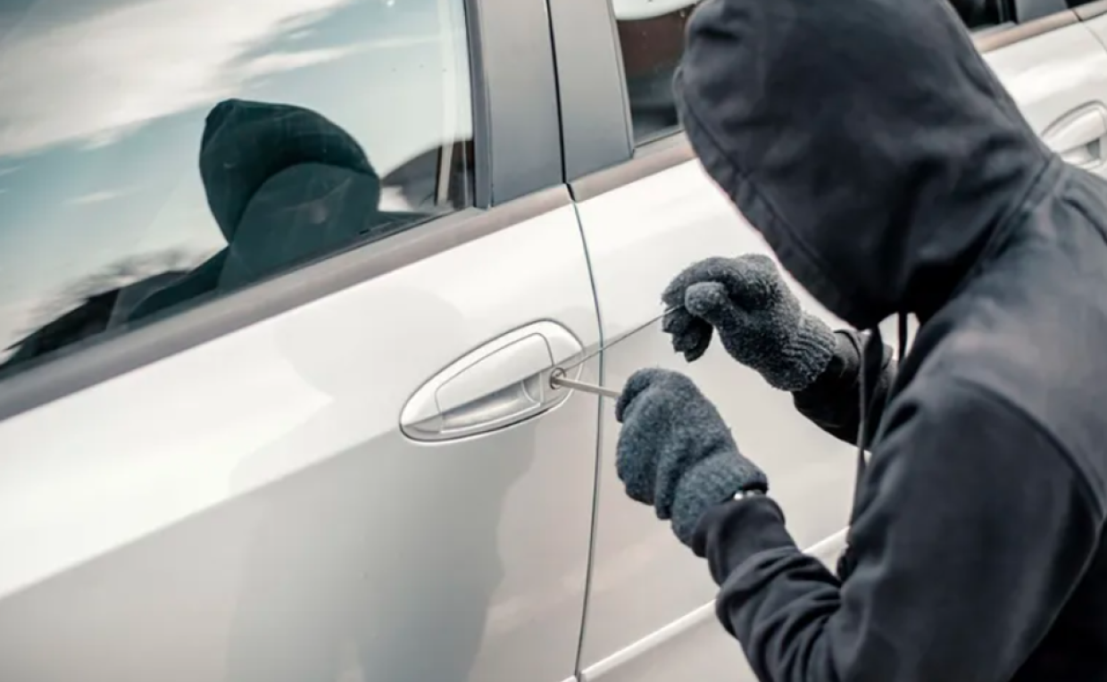 Furto al cimitero di Chivasso: donna derubata mentre sistemava la spesa nell’auto