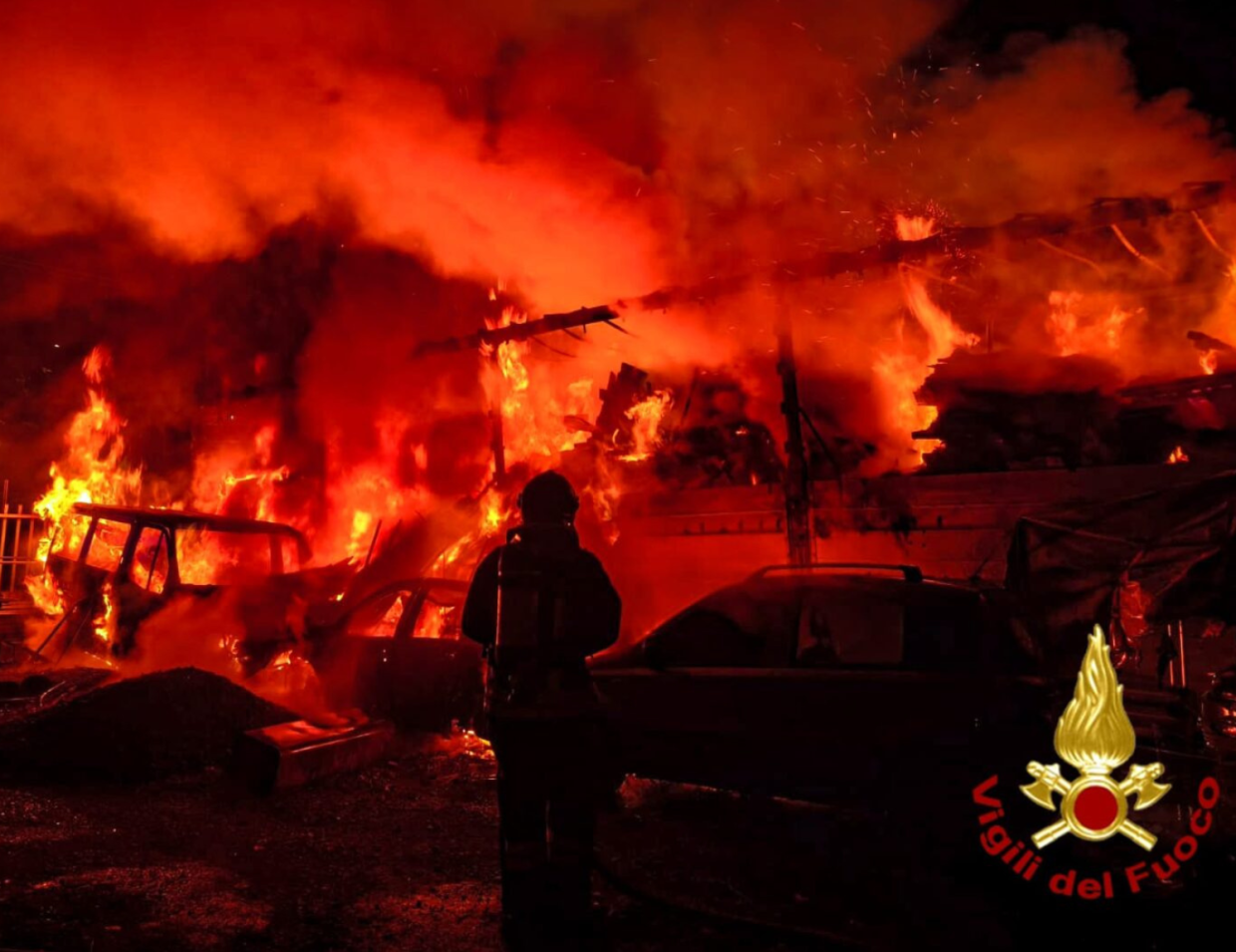 Avigliana, due incendi in una notte: distrutti rimorchi e veicoli in sosta