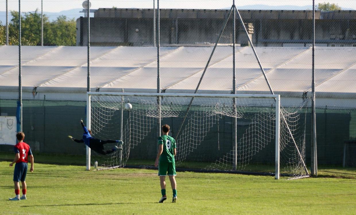Rissa a Castellazzo durante una partita di calcio under 18: tre ragazzi del Rapid Torino feriti
