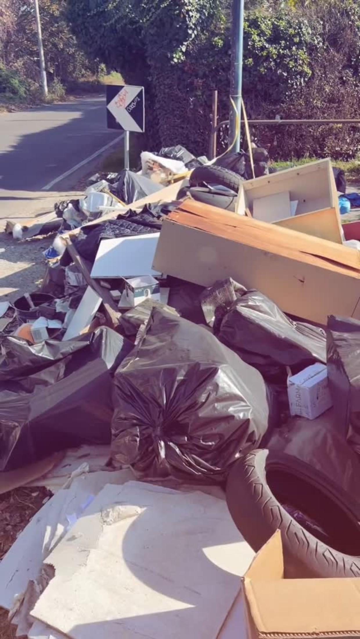 Torino, nuova discarica abusiva in strada del Cascinotto