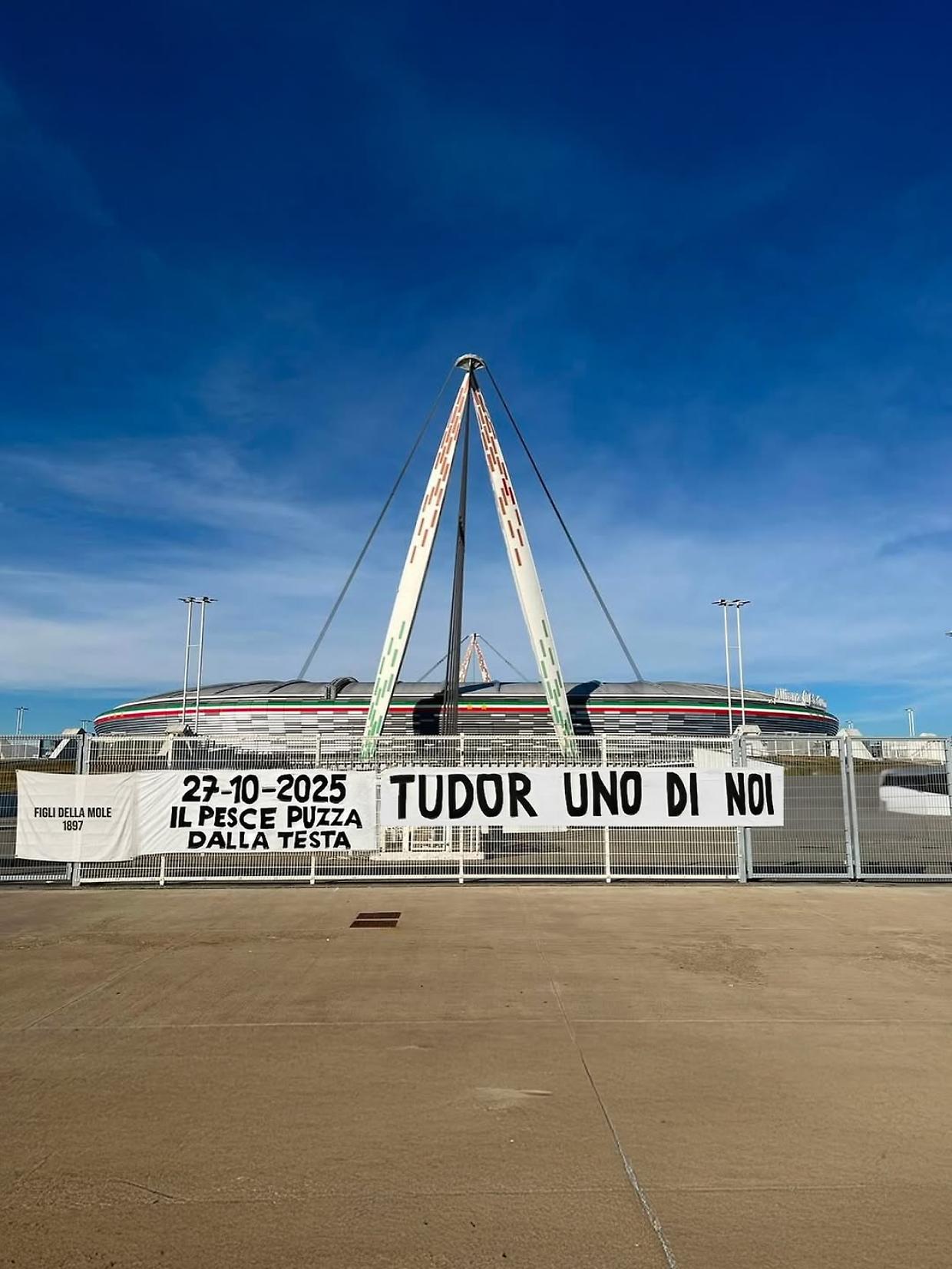 Juve, all'Allianz Stadium spunta uno striscione a favore di Tudor, ecco con chi ce l'hanno i tifosi...