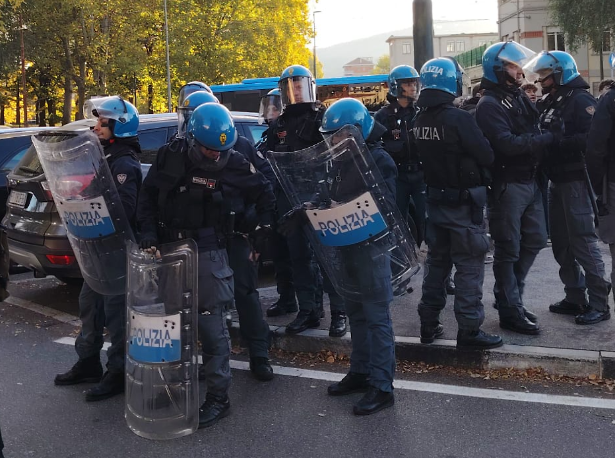 Tensione tra polizia e studenti davanti all'Einstein