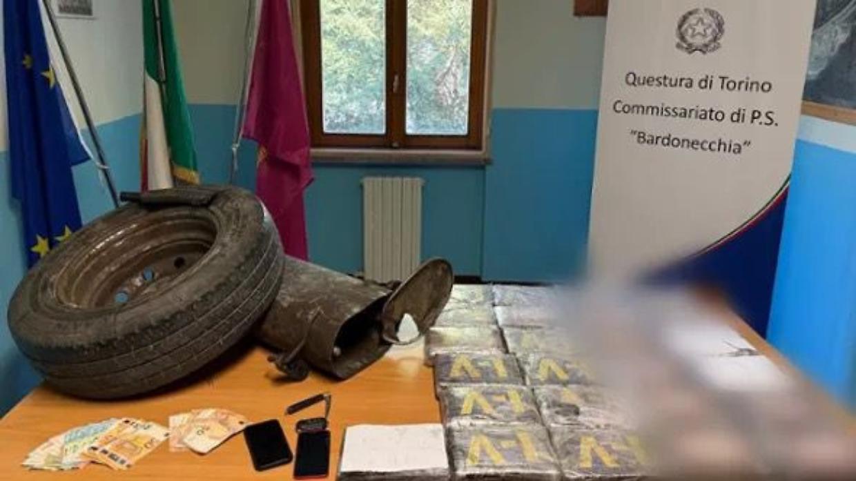 Bardonecchia, furgone fermato perché "va troppo lento": aveva 29 chili di cocaina nascosti tra ruota di scorta e marmitta