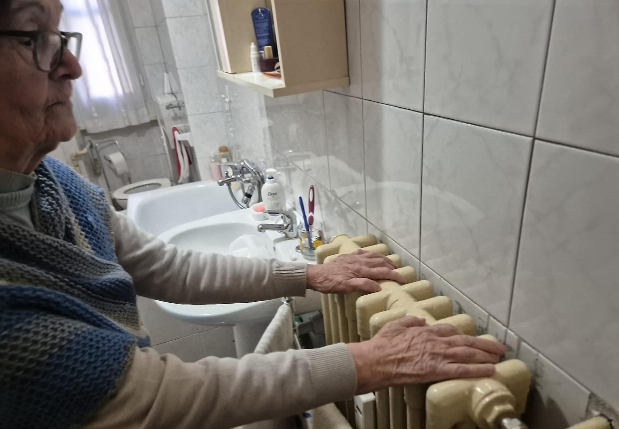 Anziani al freddo a Borgo Vittoria