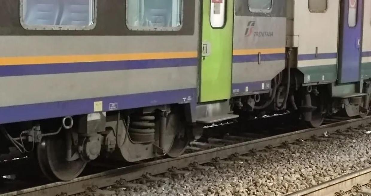 Muore investito dal treno pieno di passeggeri: tragedia a Villastellone