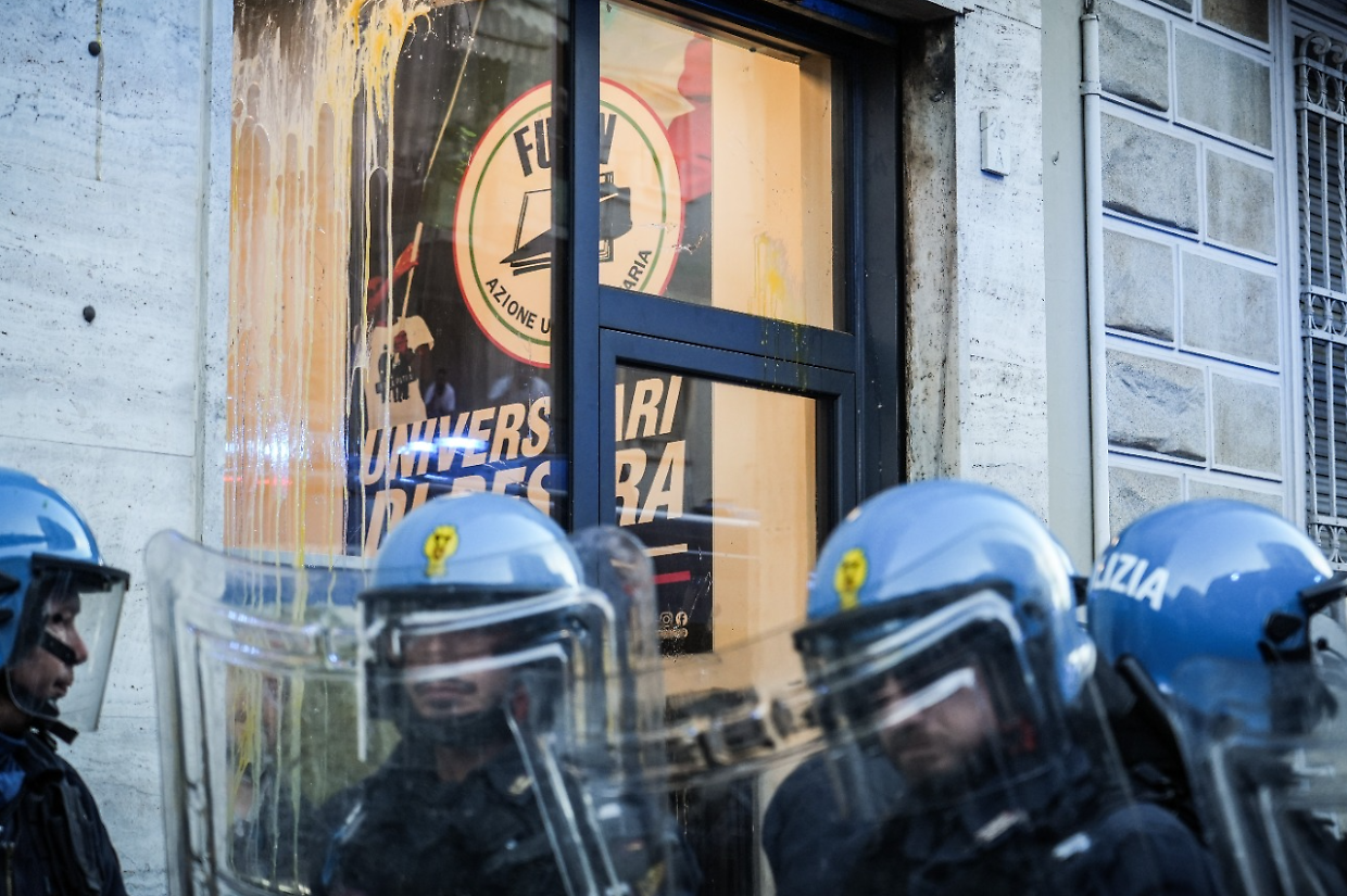 Le uova contro la sede di Fratelli d'Italia a Barriera
