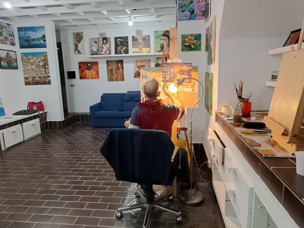 Ivrea, l’artista Luca Oliveri riporta la vita in via Arduino con il suo nuovo atelier: l'arte contro la desertificazione