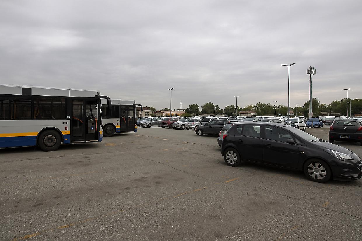 Ivrea, caos al Movicentro: stalli bus occupati dalle auto, segnaletica assente e controlli limitati