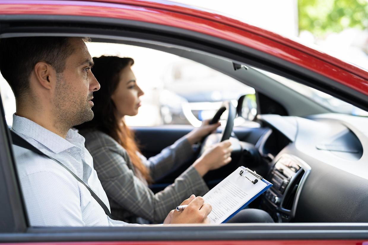 Patente più cara dal 1° novembre: quanto costerà davvero prendere la patente B