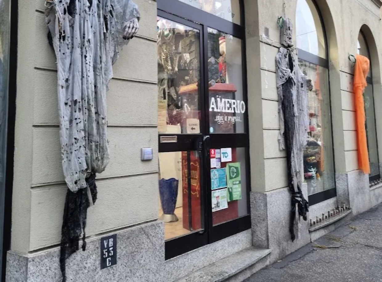 Il negozio Amerio Costumi di corso Vercelli 