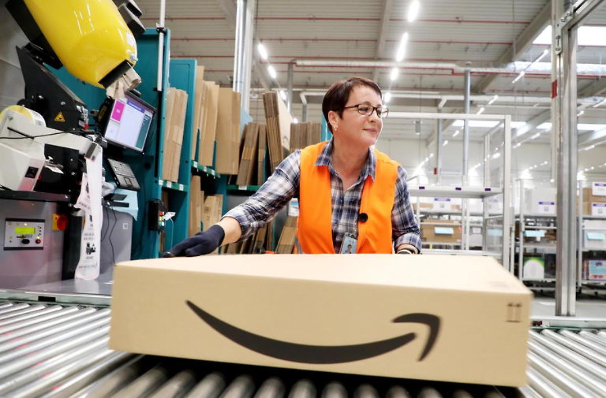 Amazon taglia 30 mila posti di lavoro: l’intelligenza artificiale sostituirà il 10% del personale