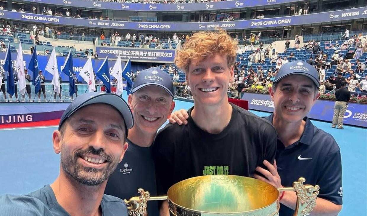 Jannik Sinner insieme al suo team id allenamento (Fonte Instagram)