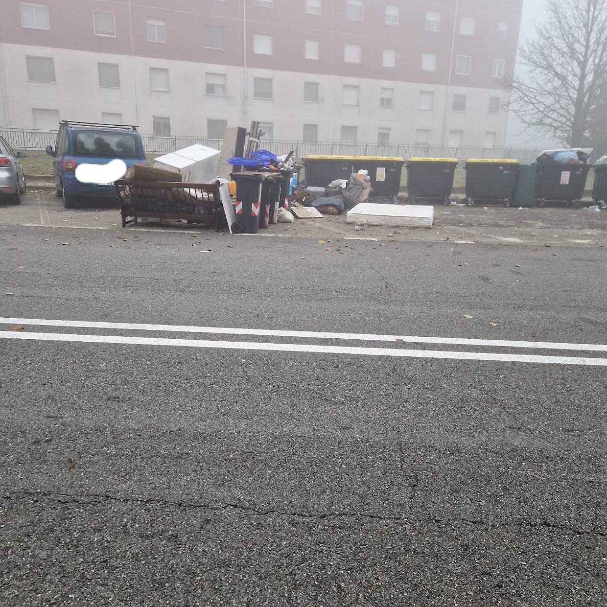 Chivasso, cassonetti pieni e rifiuti in strada