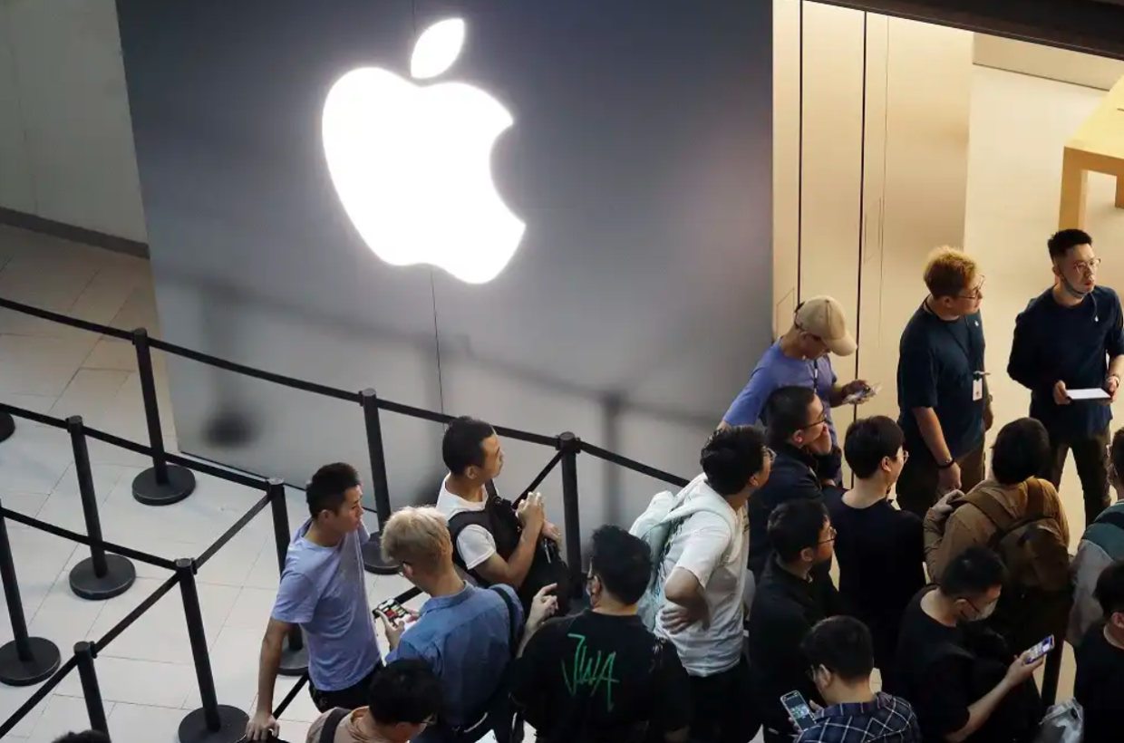 Apple fa la storia: supera i 4.000 miliardi di dollari di valore