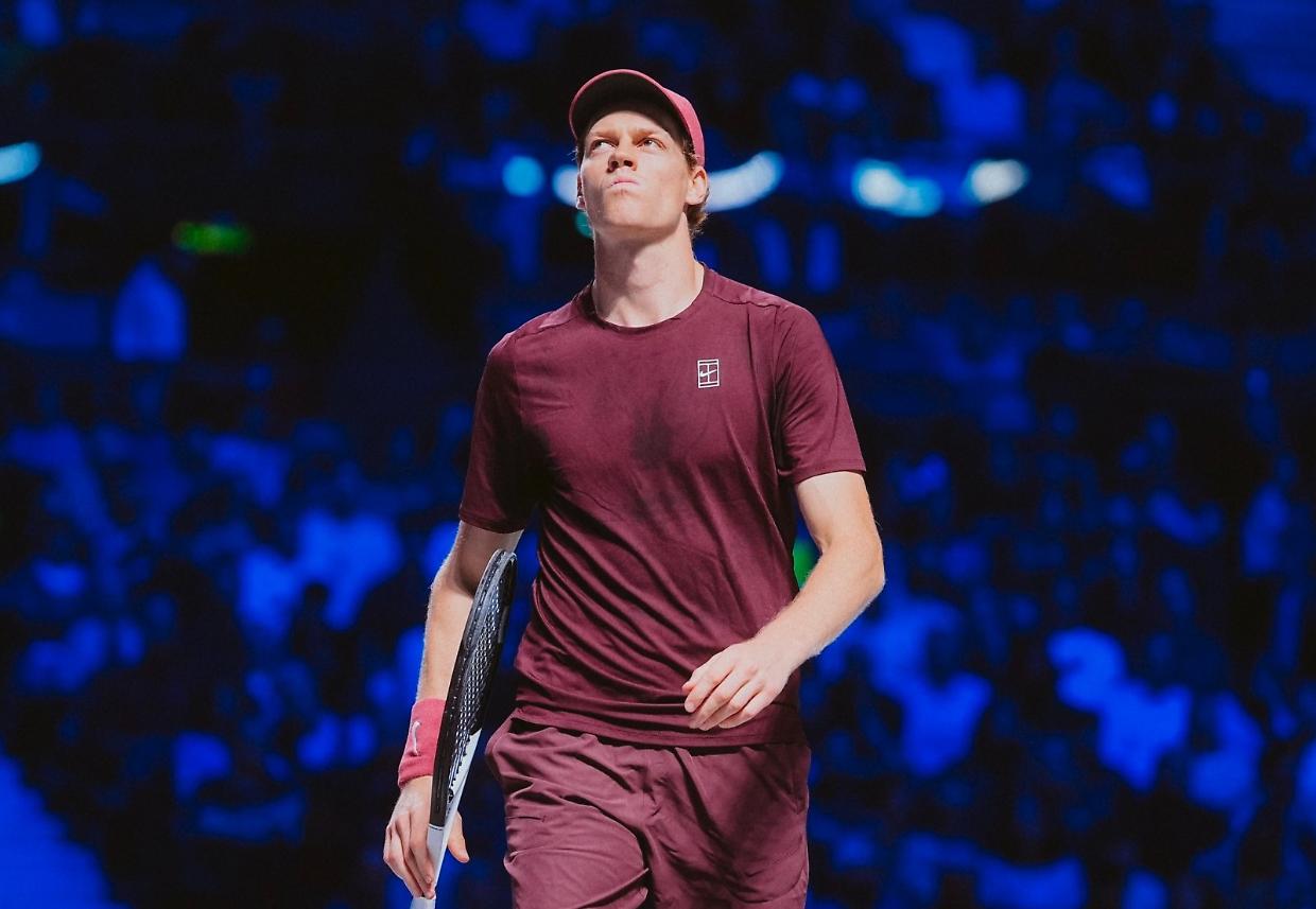 A Parigi Jannik Sinner domina Zizou Bergs, il derby azzurro a Lorenzo Sonego, in rimonta su Lorenzo Musetti 