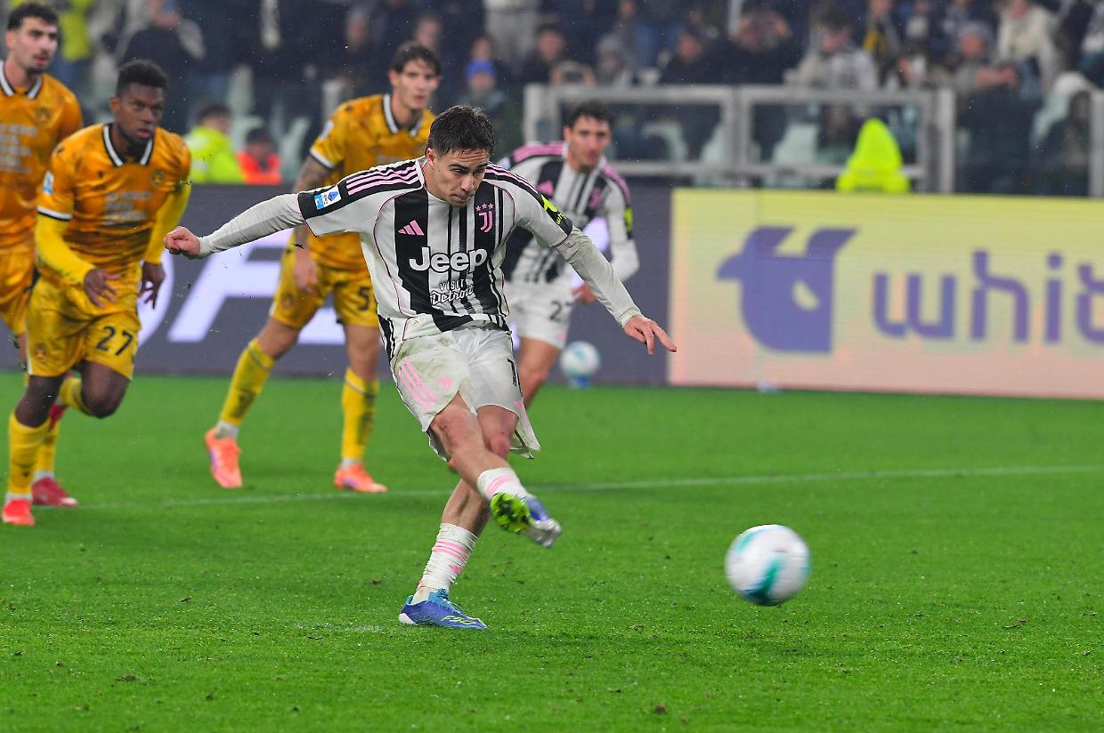 Kenan Yildiz realizza il rigore del 3-1 in Juve-Udinese