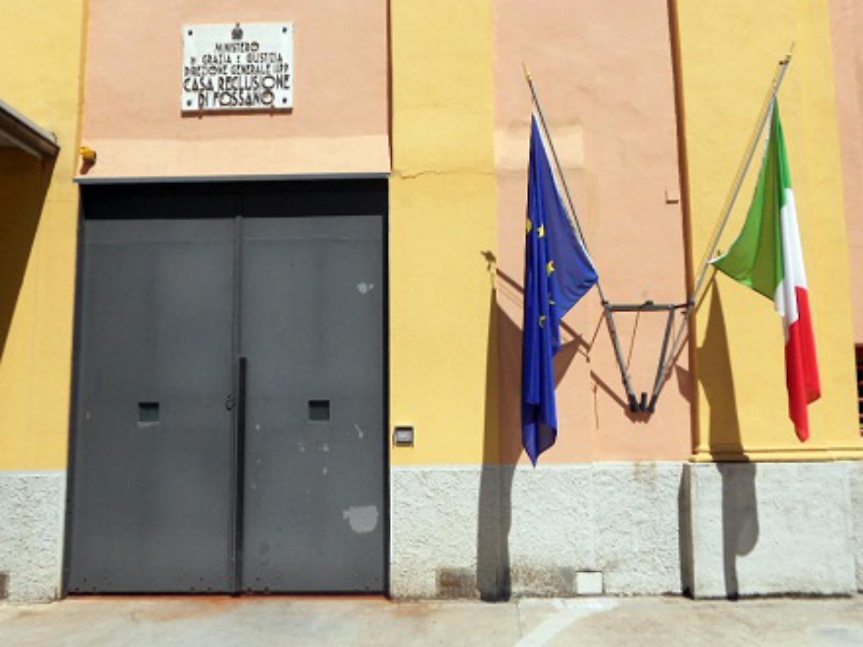 Fossano, in carcere telefoni nascosti dietro il citofono e nel condotto di aerazione: denunciati due detenuti