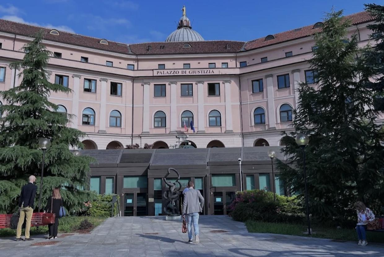 Alba, 44enne violenta per mesi la badante dei genitori: condannato a 8 anni