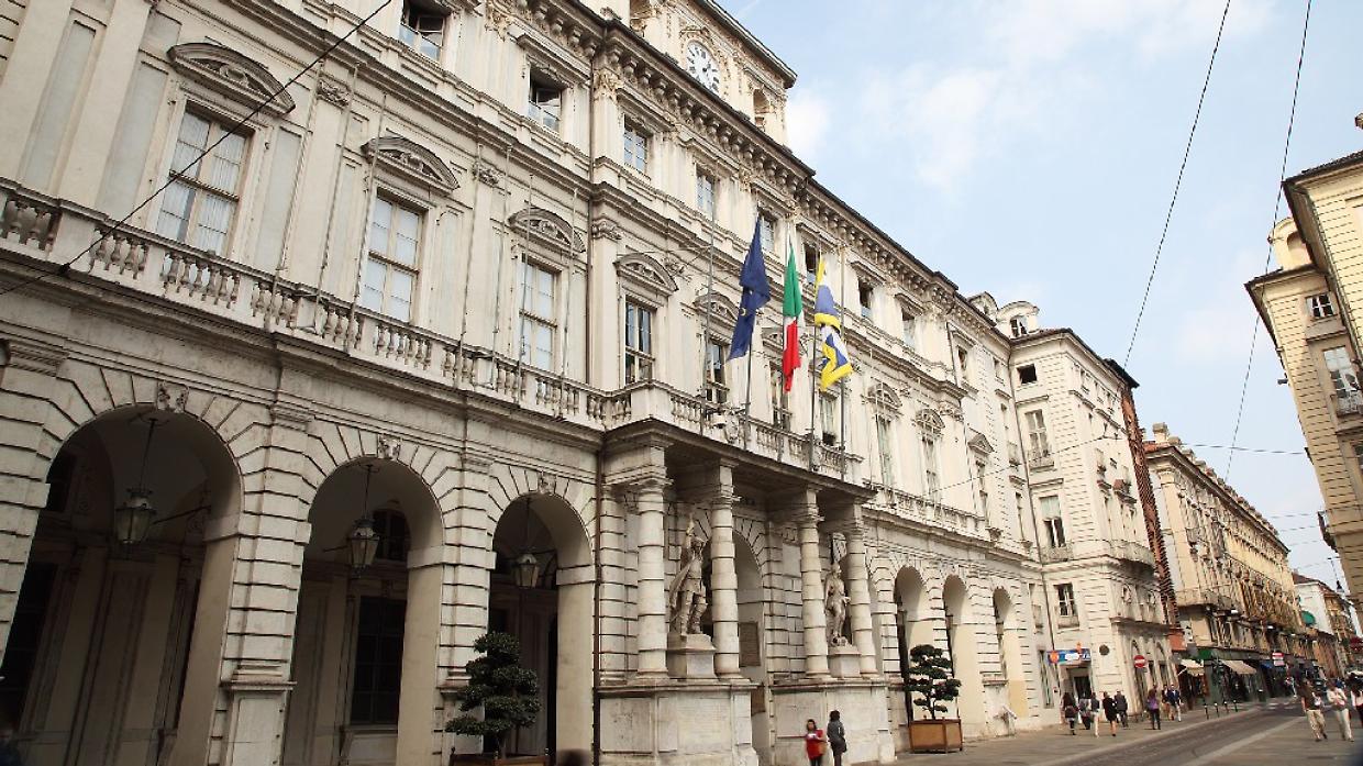Torino dice addio ai registri cartacei: i certificati di stato civile diventano digitali