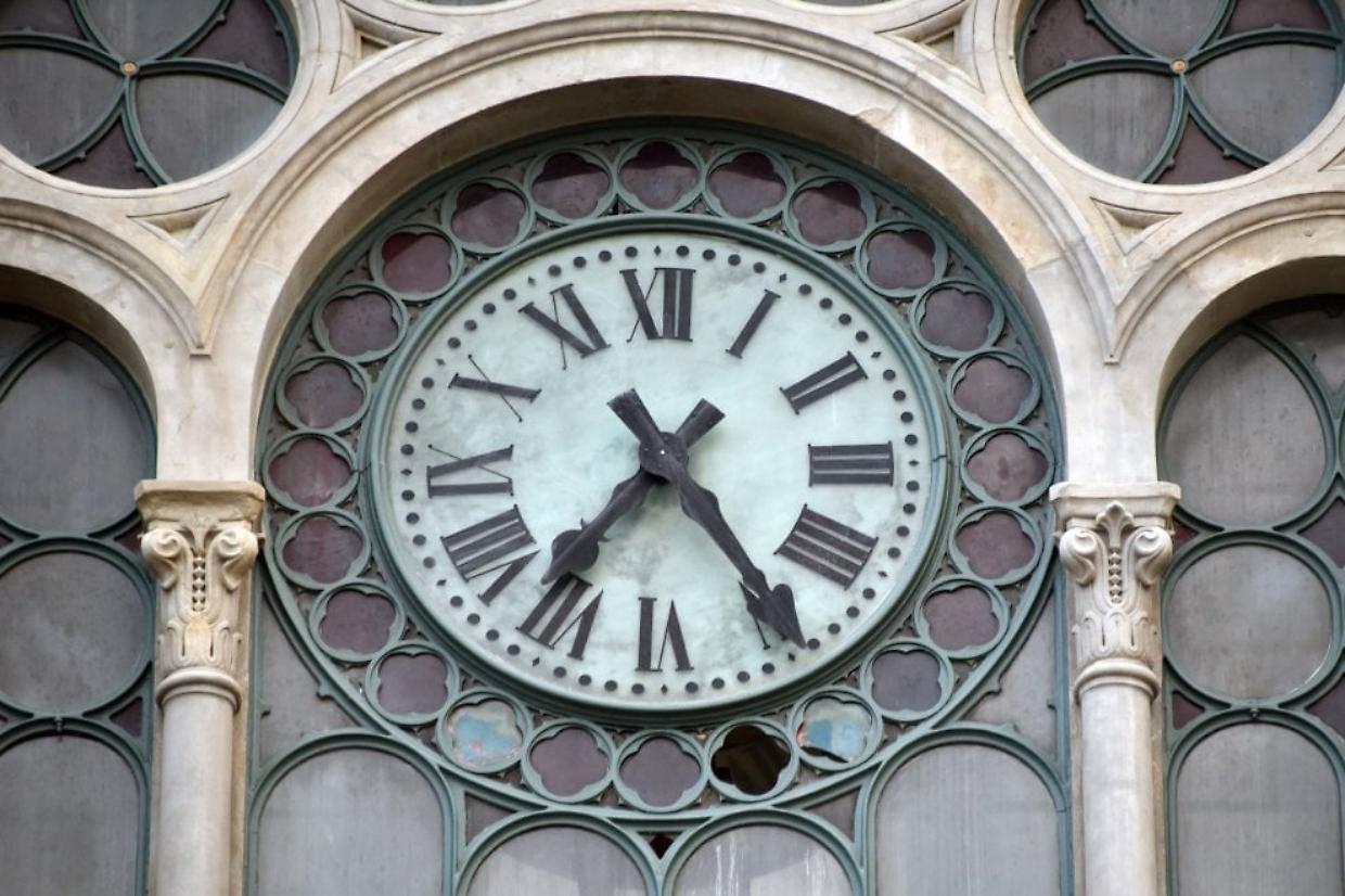 L'orologio di Porta Nuova segna un'ora avanti