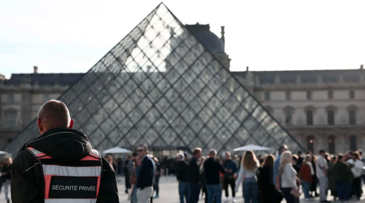 Louvre nel caos: cinque arresti, ma i gioielli spariti restano introvabili
