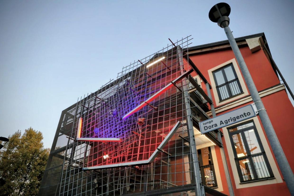 Riaprono le Luci d'Artista alla Biblioteca Italo Calvino dopo il restauro