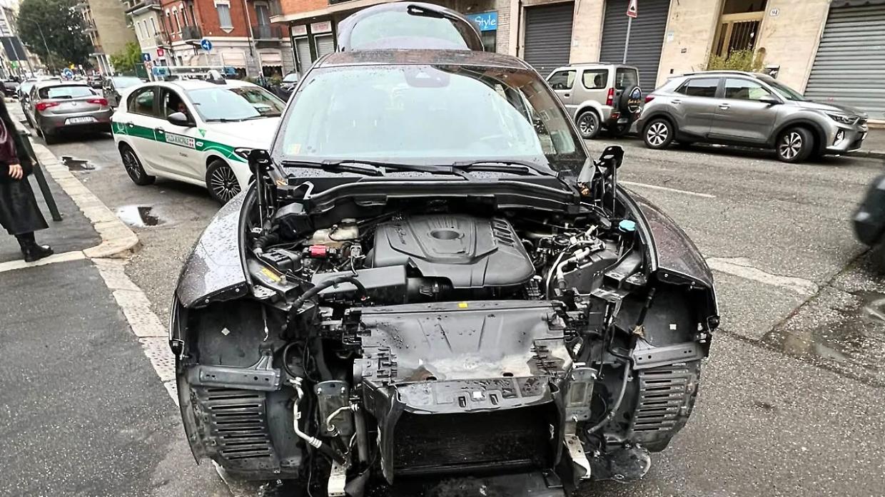 Il mistero dell'auto cannibalizzata dai ladri e abbandonata in mezzo alla strada