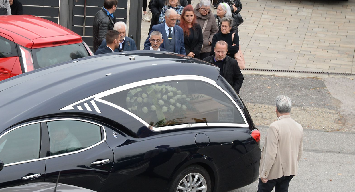 Il feretro di Marco Veronese esce dalla casa funeraria di Collegno