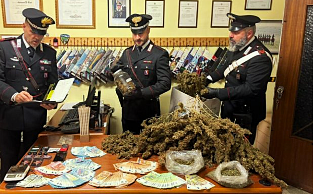 Grazzano Monferrato, teneva in casa oltre tre chili di droga e 20 mila euro in contanti: arrestato un 36enne