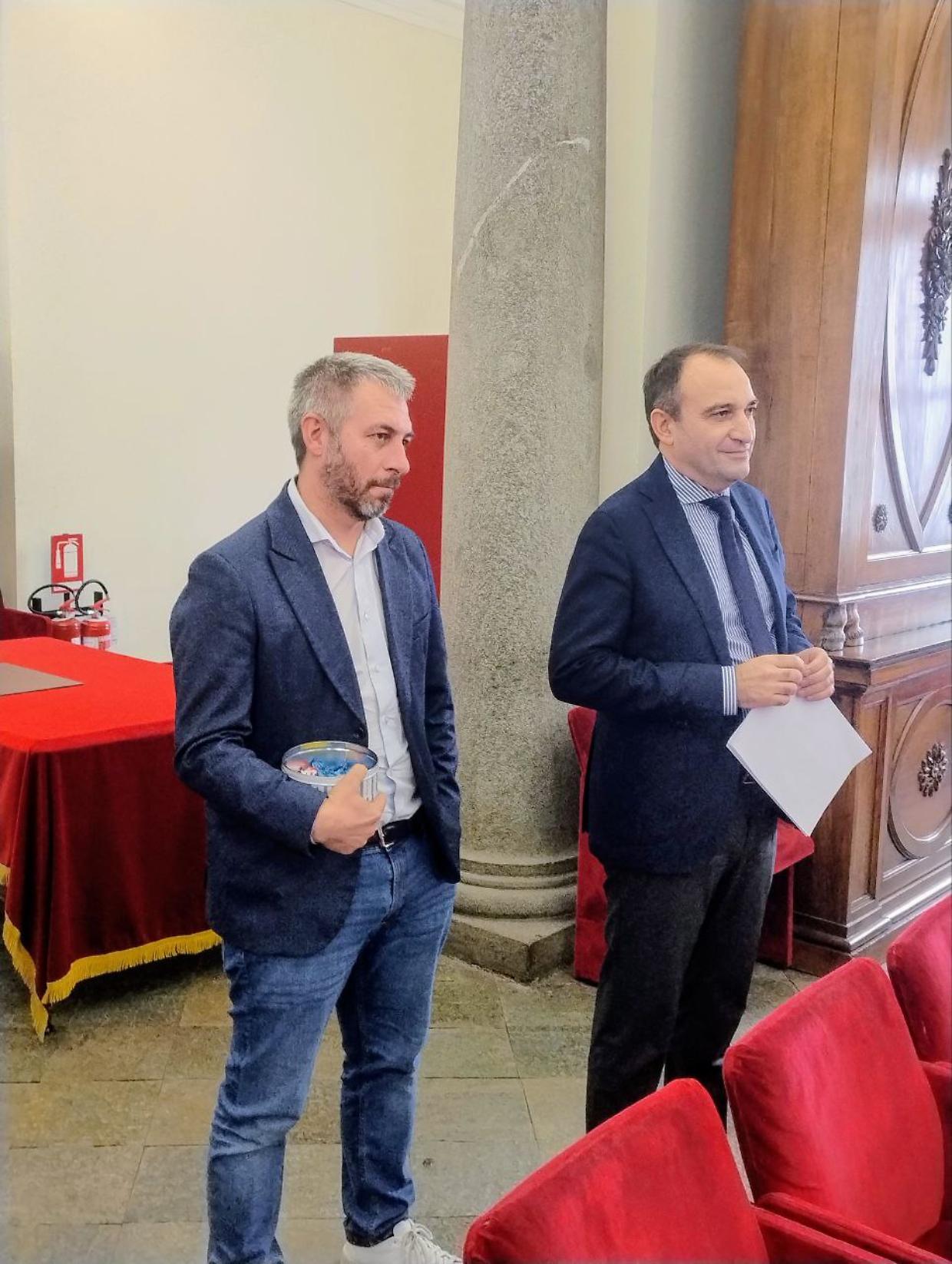 Il “sindaco fantasma” si materializza: Lo Russo irrompe alla conferenza dell’opposizione con dolcetti di Halloween