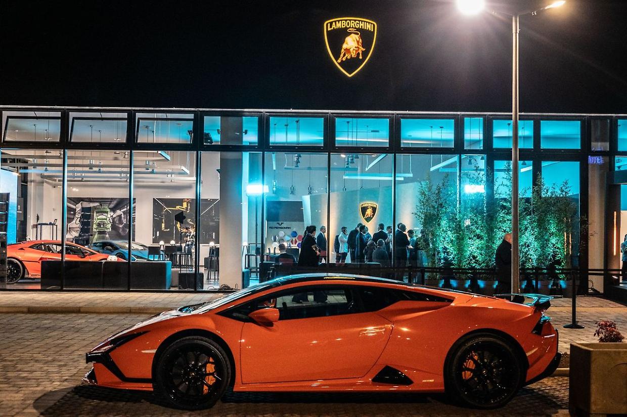 torino, il lusso accende i motori: lamborghini vende il 2026 prima ancora dell’apertura