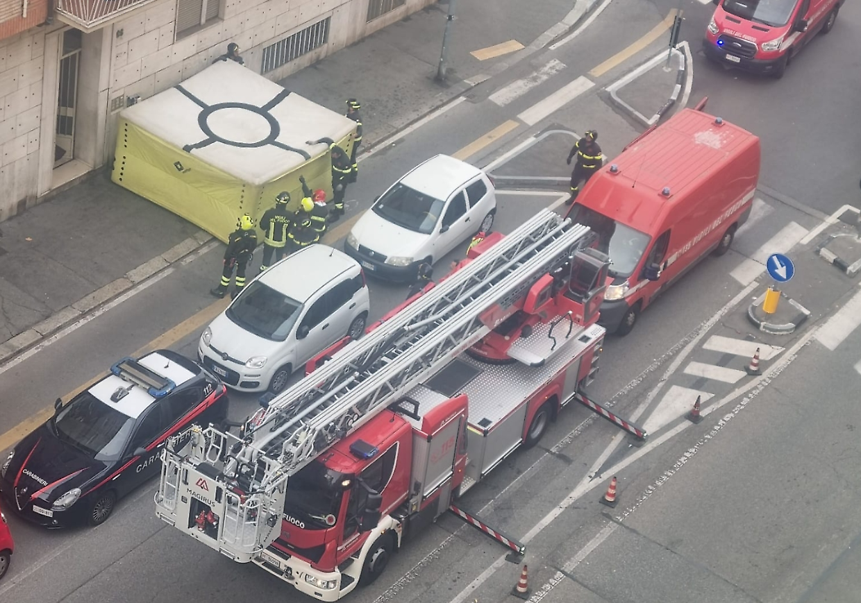 Pompieri e carabinieri in via Gorizia