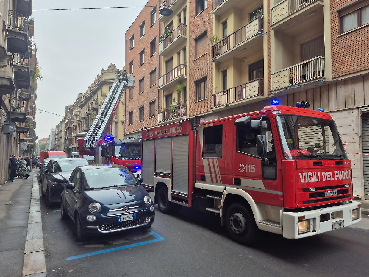 I pompieri sul luogo dell'incendio, dov'è morto un anziano