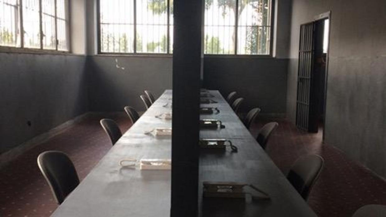 Cocaina nelle scarpe per il figlio detenuto: arrestato il padre. Il giovane distrugge tutto in carcere