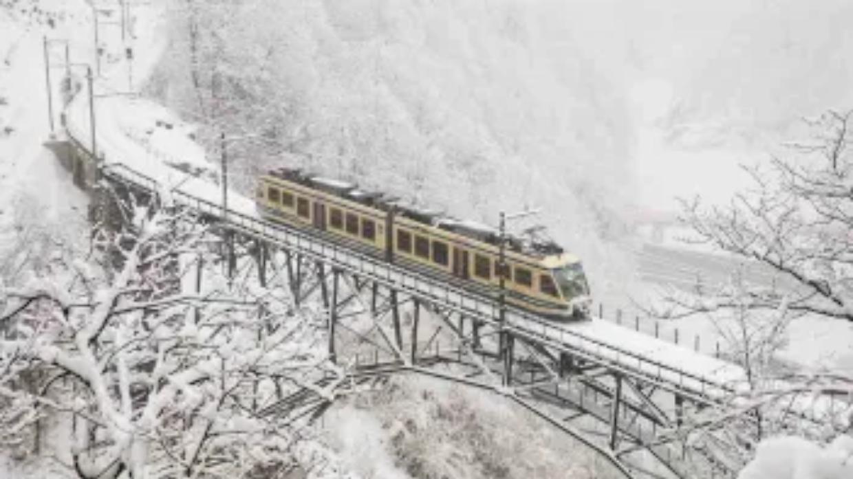 Natale sui binari: il treno della Ferrovia Vigezzina-Centovalli porta ai mercatini di Domodossola