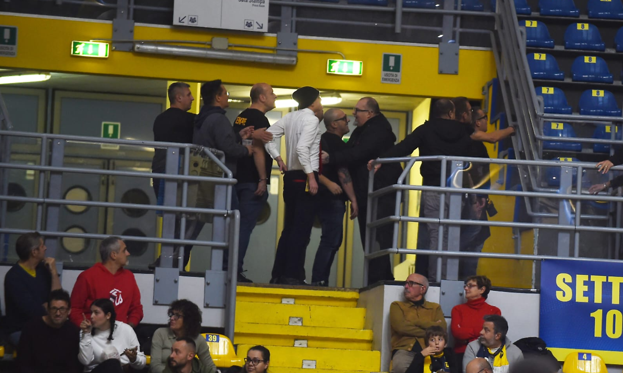 La rissa tra tifosi della Reale Mutua e Unieuro Forlì