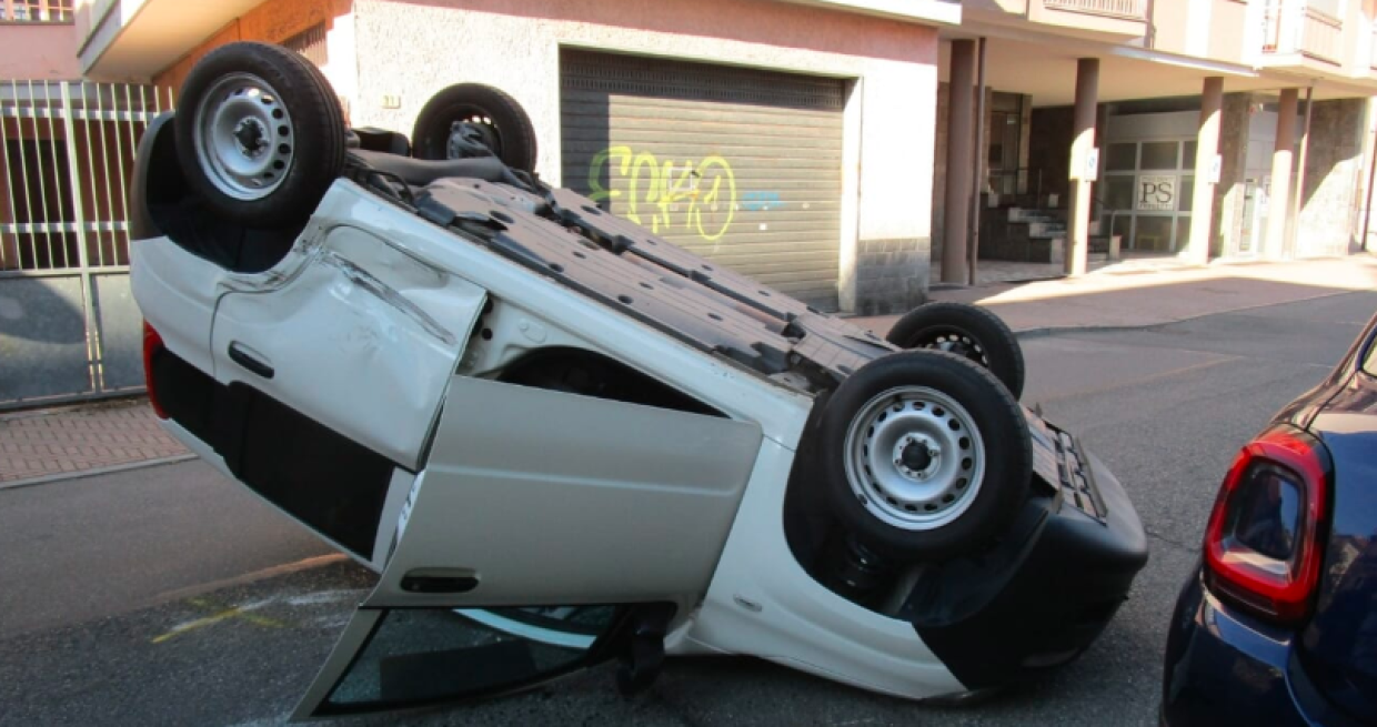 Nichelino, scontro tra due Fiat Panda: un auto si ribalta in mezzo alla strada