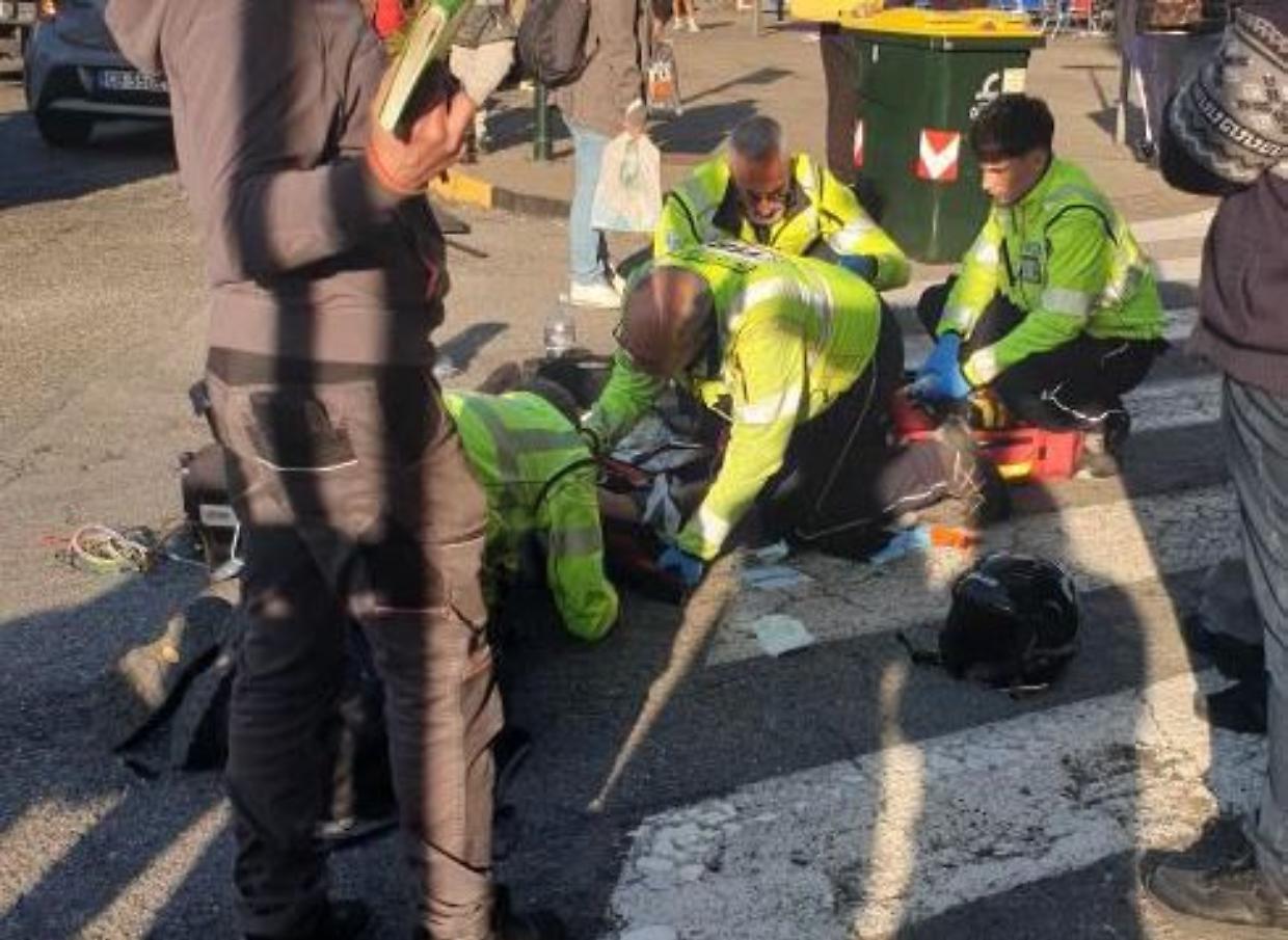 Motociclista 18enne si schianta contro un'auto a Torino
