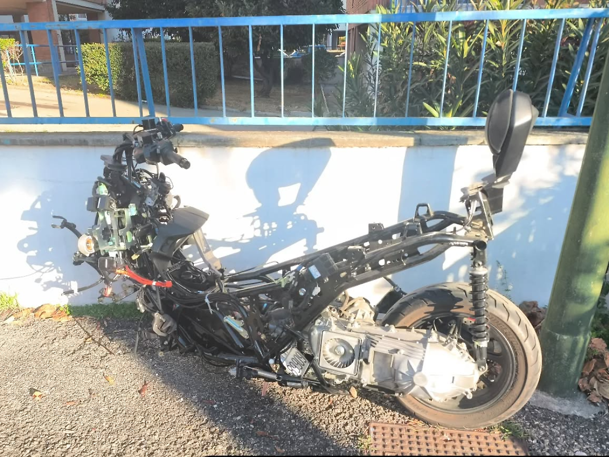 Moto smontata e abbandonata nel quartiere Regio Parco