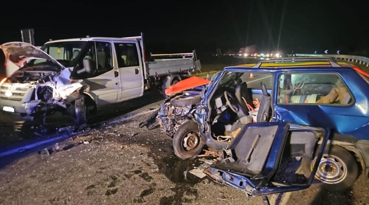 Schianto alla rotonda di Vinovo: auto perde il controllo e si scontra con un furgone. Ferito un 40enne