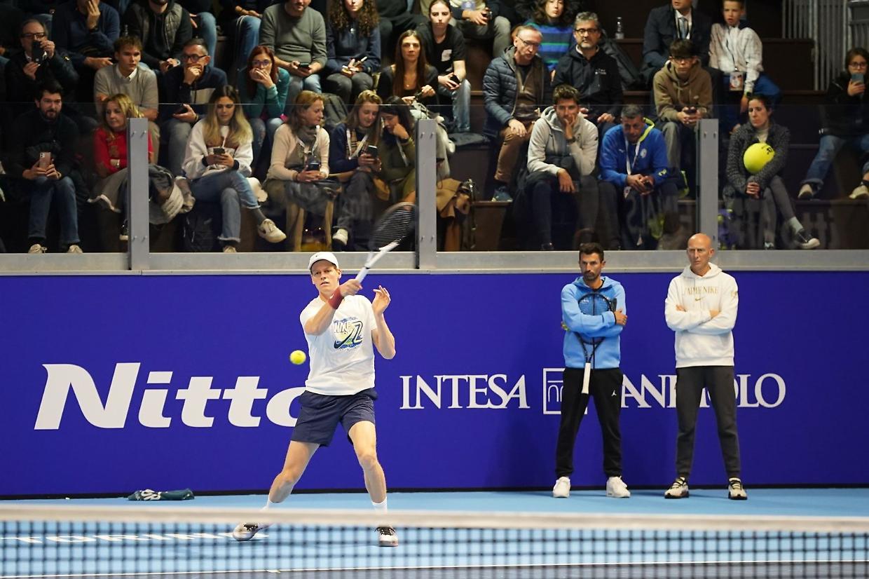 Bagno di folla allo Sporting per il primo allenamento a Torino di Jannik Sinner, in vista delle Nitto Atp Finals