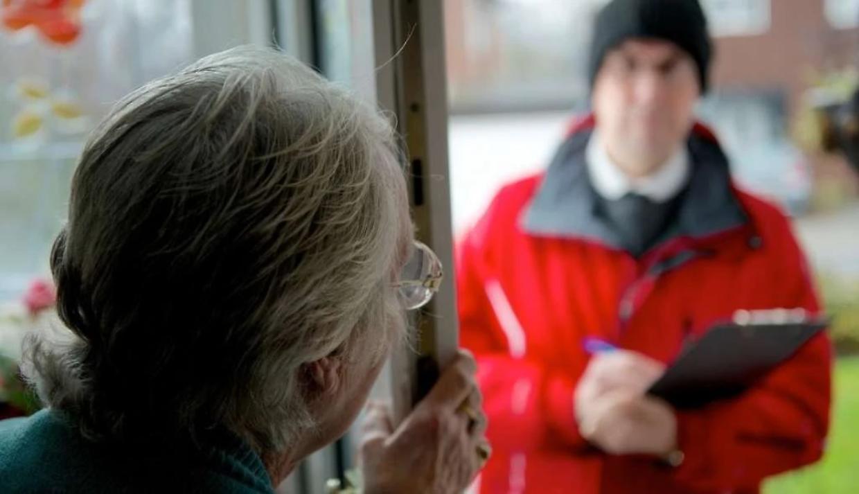 Finti agenti di Polizia Locale truffano anziani a Mazzè: rubati soldi e gioielli