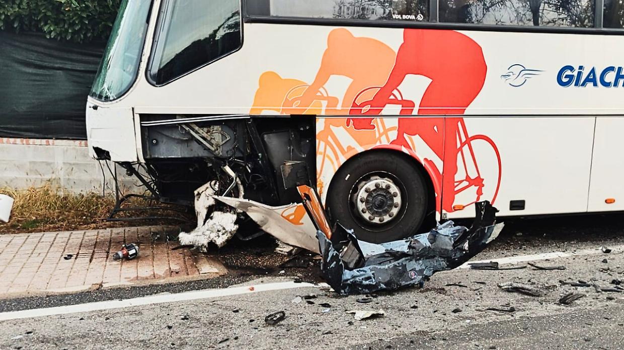 Un autobus carico di studenti si schianta contro una Bmw: un morto e venti feriti nell'incidente