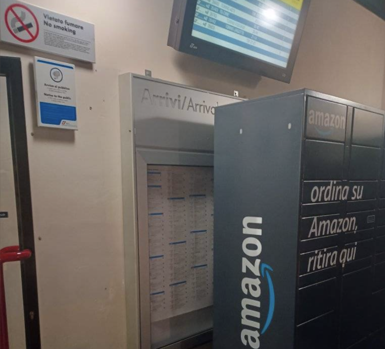 A Venaria il tabellone della stazione viene coperto, al suo posto un locker Amazon