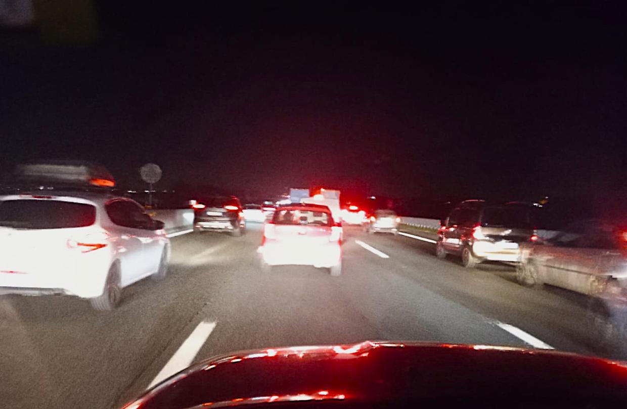 A21 bloccata: camion si ribalta, conducente ferito e code fino alla tangenziale di Torino