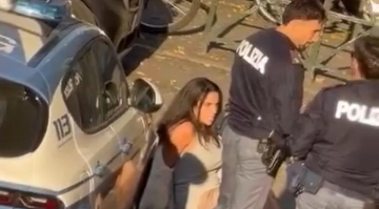 Transessuale ruba un cane a una donna. Poi si lega a un palo e morde un agente