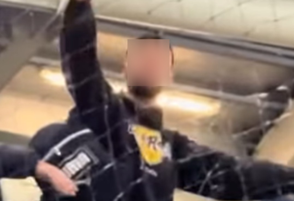 Vergogna al derby, tifoso Juve mima l'aereo che si schiantò a Superga